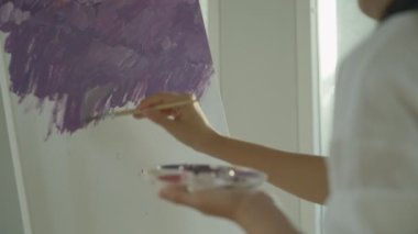 Profesyonel sanatçı, soyut sanat için boya hazırlar ve başyapıt yaratır. Stüdyoda suluboya ya da yağlı boya boya. Kadınlar resim yapmayı hobi olarak severler. iş eğlencesi, rahatlama, iş.