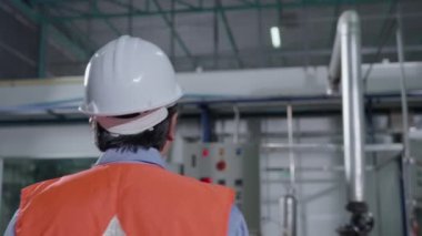 Makine ya da bakım mühendisi kontrol makineleri ve sterilizatör fabrikalarda ya da imalat sanayilerinde ve tablette kayıt. Eleman her gün güç sistemlerini kontrol ediyor. kontak. 