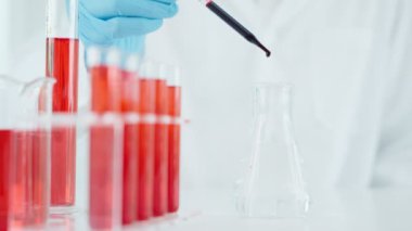 Bilim adamları laboratuvardaki kimyasal kalıntıları kontrol ediyorlar. Gıda laboratuvarı, kimyasal tehlikeler, ROHs, yasaklı maddeleri bul, ihracat, kirlilik, GMP, GAP, HACCP, ISO, uluslararası ve küresel standartlar.