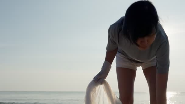 World Volunteer Pick Garbage Beach Plastic Bottles Difficult Decompose Prevent — стоковое видео