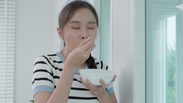 Piękna Dziewczyna Cieszyć Się Jeść Jogurt Śniadanie Zdrowia Domu Szczęśliwa — Wideo stockowe