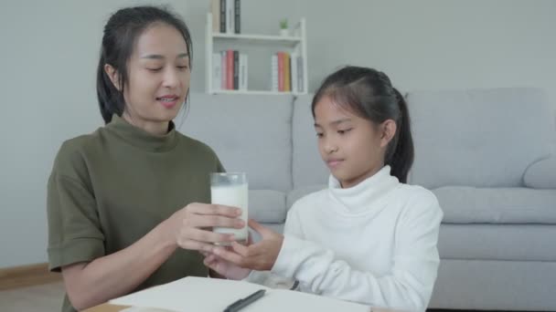 Ázsiai Fiatal Lány Tanul Otthon Csináld Meg Leckédet Kedves Anyai — Stock videók