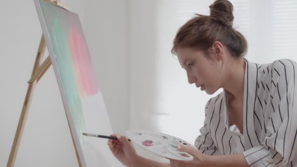 Professionelle Künstler Verwenden Vorzubereiten Farbe Für Abstrakte Kunst Und Schaffen — Stockvideo