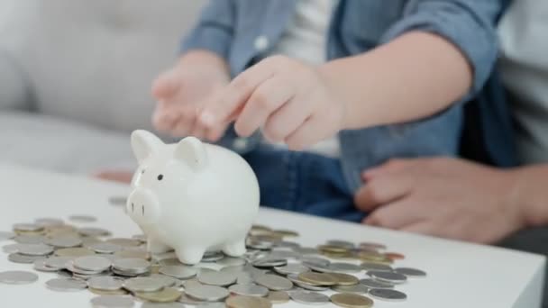 Εξοικονομήστε Χρήματα Παιδιά Που Βάζουν Κέρμα Στον Κουμπαρά Για Αποταμίευση — Αρχείο Βίντεο