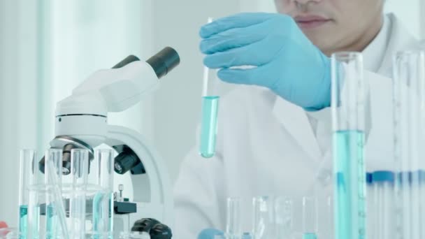 Scientifique Analyse Des Échantillons Biochimiques Dans Laboratoire Scientifique Pointe Microscope — Video