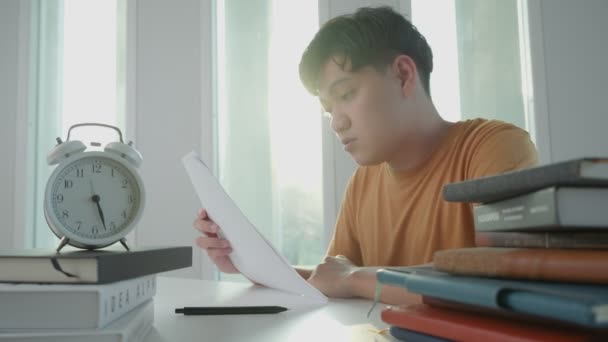 Aziatische Student Man Hebben Angst Als Gevolg Van Examens Mannelijke — Stockvideo