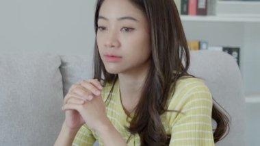 Mutsuz Asyalı kadın kız hayal kırıklığına uğradı, evde yalnız başına yaşanan sorunlara üzüldü, kendini yalnız hissetti, strese girdi, kötü bir ilişki yaşadı, ayrıldı, boşandı, kafası karıştı, depresyon geçirdi, zihinsel sağlık, yalnızlık.