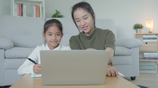 Mother Teaching Lesson Daughter Laptop Asian Young Little Girl Learn — Vídeos de Stock