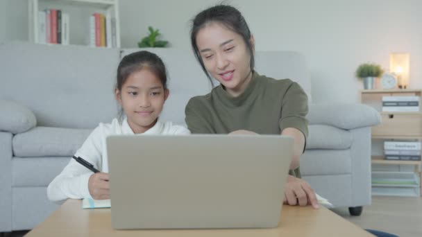 Mother Teaching Lesson Daughter Laptop Asian Young Little Girl Learn — Stock Video