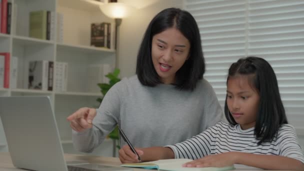 Moeder Geeft Les Voor Dochter Laptop Aziatisch Jong Meisje Leren — Stockvideo