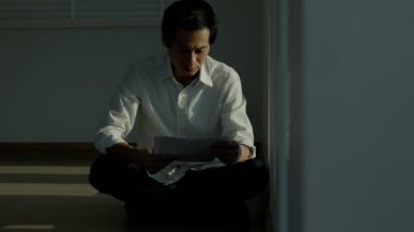 Depresyon ve akıl hastalığı. Asyalı adam kötü haber aldıktan sonra üzülür. Stresli çocuk mutsuz problemle kafasını karıştırıyor, kız arkadaşla tartışıyor, ağlıyor ve beklenmedik işler için endişeleniyor, ekonomide düşüş var..