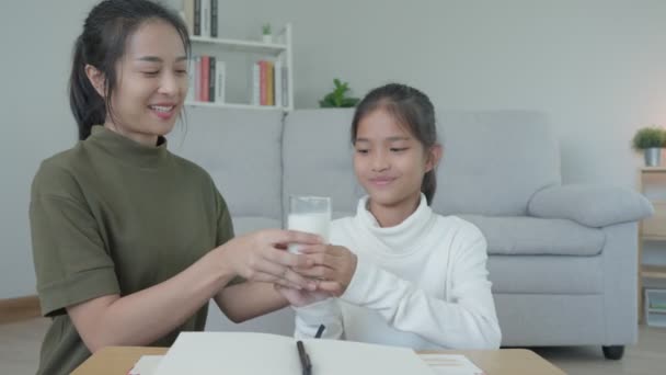 Asiatische Junge Mädchen Lernen Hause Hausaufgaben Machen Mit Freundlicher Mütterhilfe — Stockvideo