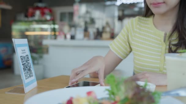 Woman Use Smartphone Scan Code Pay Cafe Restaurant Digital Payment — Vídeo de stock