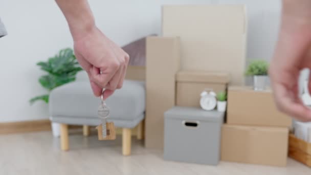 Moving House Relocation Couple Hold Key House Keychain New Apartment — Wideo stockowe