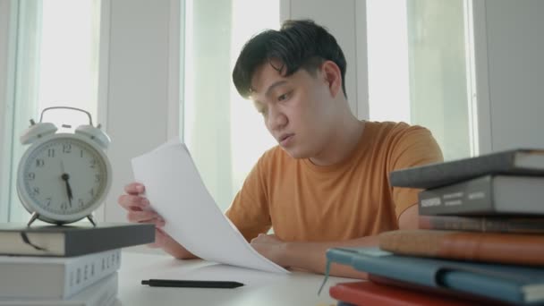 Estudante Asiático Homem Tem Ansiedade Por Causa Exames Homem Preparar — Vídeo de Stock
