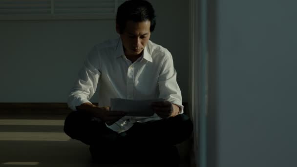 Depression Och Psykisk Sjukdom Asiatisk Man Besviken Ledsen Efter Att — Stockvideo