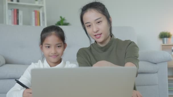 Mother Teaching Lesson Daughter Laptop Asian Young Little Girl Learn — Video