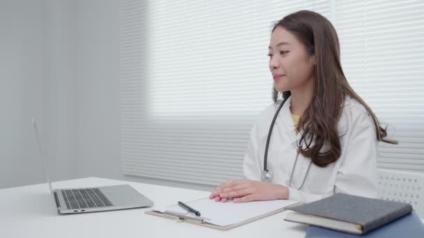 Τηλεϊατρική Γιατρός Εξηγεί Φάρμακα Στον Ασθενή Μέσω Τηλεδιάσκεψης Ασιάτης Γιατρός — Αρχείο Βίντεο