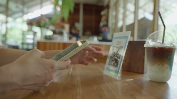 Женщина Использует Смартфон Сканирования Кода Оплаты Кафе Ресторане Помощью Цифровой — стоковое видео