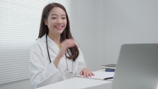 Tele Medical Doctor Explains Medication Patient Video Conference Asian Doctor — Vídeo de Stock