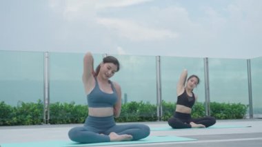 Sıska kadın evinin balkonunda yoga yapıyor. Sabahları egzersiz yapan Asyalı bir kadın. denge, meditasyon, rahatlama, sakinlik, sağlık, mutluluk, rahatlama, sağlıklı yaşam tarzı konsepti