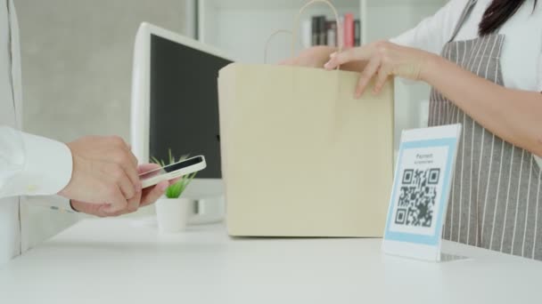 客户使用智能手机扫描Qr代码 用没有现金的数字支付在商店里付款 扫描得到折扣 电子钱包 网上支付 银行应用软件 智能城市 — 图库视频影像