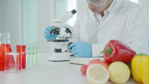 Вчений Перевіряє Залишки Хімічної Їжі Лабораторії Фахівці Контролю Перевіряють Якість — стокове відео