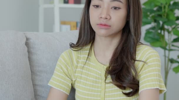 Depresja Choroby Psychiczne Azjatka Rozczarowana Smutna Otrzymaniu Złych Wieści Zestresowana — Wideo stockowe
