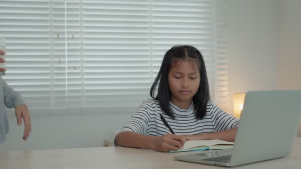 Asijská Mladá Dívka Učí Doma Dělat Domácí Úkoly Laskavou Matkou — Stock video