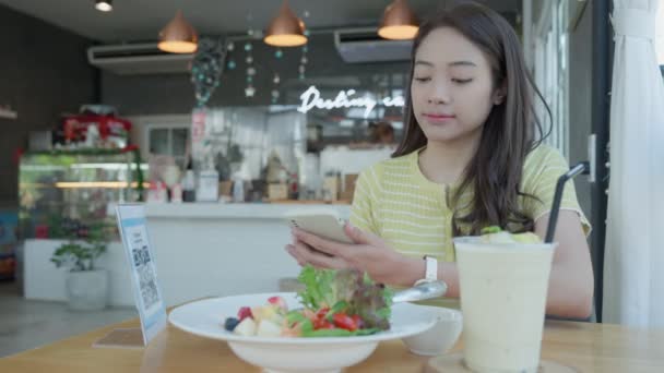 Woman Use Smartphone Scan Code Pay Cafe Restaurant Digital Payment — Stok video