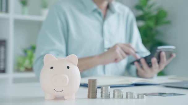 Poupa Dinheiro Mulher Negócios Colocando Moeda Banco Porquinho Para Salvar — Vídeo de Stock