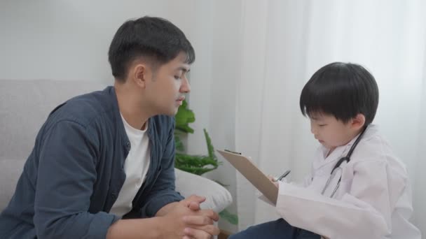 Pai Solteiro Feliz Jogando Aprender Ocupacional Para Menino Família Engraçada — Vídeo de Stock