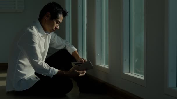Spanning Hoofdpijn Aziatische Man Met Grote Rekeningen Facturen Geen Geld — Stockvideo