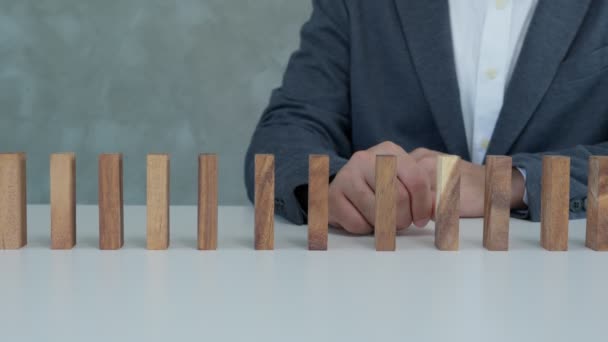 Försäkring Med Händerna Skydda Domino Affärsman Händer Stoppa Dominobrickor Faller — Stockvideo