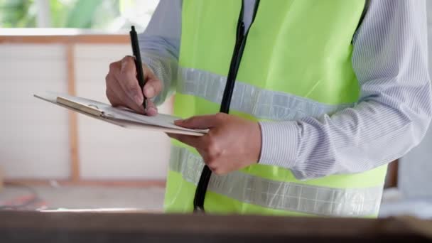 Inspector Engineer Inspecting Construction Quality Assurance New House Using Checklist — Vídeos de Stock