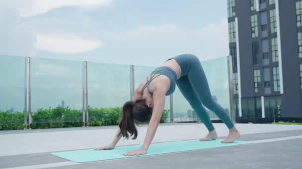 Mujer Delgada Practicando Yoga Balcón Condominio Mujer Asiática Haciendo Ejercicios — Vídeos de Stock