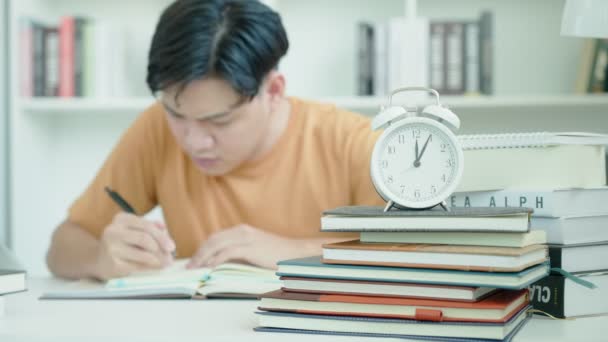 亚洲的男生因为考试而焦虑 男生则在图书馆准备考试和学习课程 Stress Despair Hurry Misunderstanding Reading Discouraged Expect Knowledge — 图库视频影像