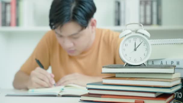 Azjatycki Student Lęk Powodu Egzaminów Samiec Przygotować Się Testów Lekcji — Wideo stockowe