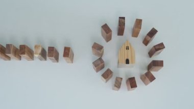 Domino 'yu koruyan bir sigorta. İş adamı iş krizinde domino taşlarının düşmesini durdurdu. işletme risk denetimi ve planlama ve işletmeler sigorta işletmelerini önlemek için stratejiler.
