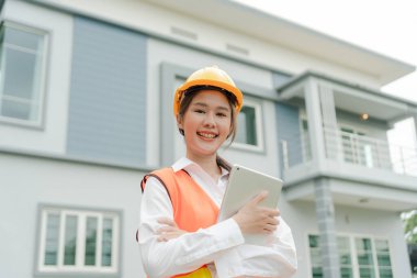 Müfettiş, mühendis, ustabaşı ya da irtibat subayı çalışmalarının kalitesini kontrol etmek için kollarını gururla kavuşturur. Mimarlar ev sahibine devretmeden önce evi inşa etmek için çalışırlar. Yeni mallar geliştir..