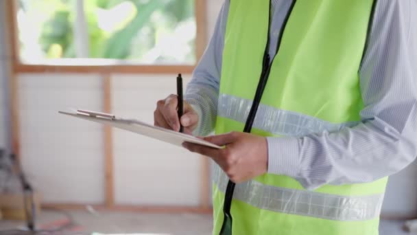 Inspector Engineer Inspecting Construction Quality Assurance New House Using Checklist — Vídeo de Stock