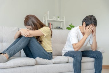 Boşanma. Asyalı çiftler evlendikten sonra çaresiz ve hayal kırıklığına uğrarlar. Karı koca kavgalar yüzünden üzgün, üzgün ve hayal kırıklığına uğramış durumdalar. Güvensizlik, aşk sorunları, ihanetler. Aile sorunu, gençlik aşkı