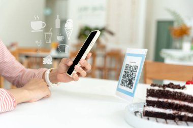 Kadın, kafeterya restoranında sipariş menüsü için dijital dağıtım ile QR kodunu taramak için akıllı telefon kullanıyor. Menüyü ve siparişi seçin ve indirimi toplayın. E cüzdan, teknoloji, online ödeme, kredi kartı, banka uygulaması.