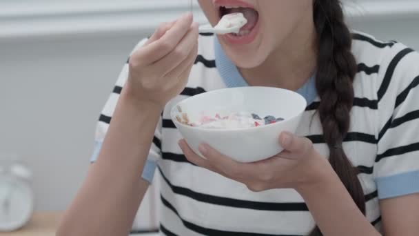 Υγιεινά Τρόφιμα Όμορφη Θηλυκό Κορίτσι Απολαμβάνουν Τρώνε Γιαούρτι Granola Φρέσκα — Αρχείο Βίντεο