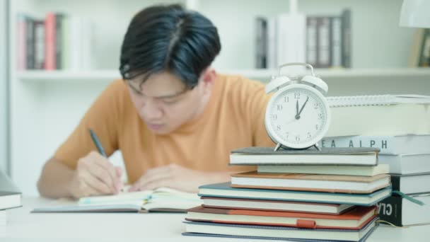 アジアの学生の男性は試験のために不安を持っています 図書館でのテストや学習レッスンのための男性の準備 ストレス絶望焦り誤解読書落胆期待知識疲れ — ストック動画