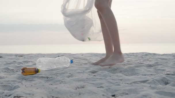 Ahorra Agua Voluntario Recoger Basura Basura Playa Botellas Plástico Son — Vídeo de stock