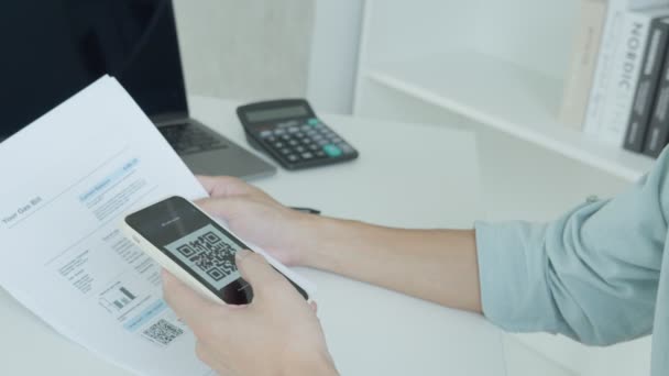 비지니스 온라인으로 송장을 신용카드 청구서를 지불하기 바코드나 코드를 스캔한다 돈없는 — 비디오
