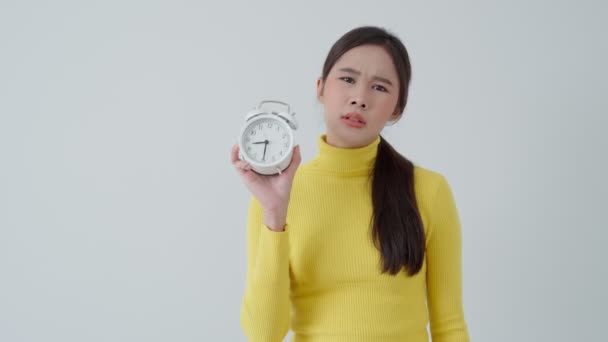 Asya Genç Bayan Saat Alarmına Bakıyor Bayan Geç Kalmış Ders — Stok video