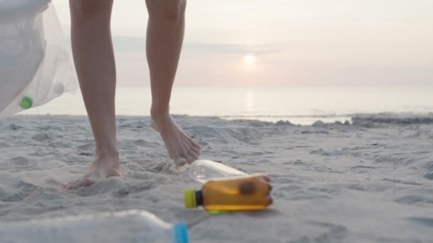 Врятуйте Воду Волонтер Збирає Сміття Пляжі Пластикові Пляшки Важко Розкладаються — стокове відео