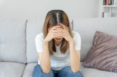 Depresyon ve akıl hastalığı. Asyalı kadın kötü haber aldıktan sonra hayal kırıklığına uğradı, üzüldü. Stresli kız mutsuz problemlerle kafası karışık, erkek arkadaşıyla tartışıyor, ağlıyor ve beklenmedik hamilelik için endişeleniyor.